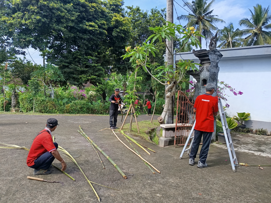 MENGHIAS KANTOR DESA MEMPERINGATI HUT KOTA SINGASANA KE 532